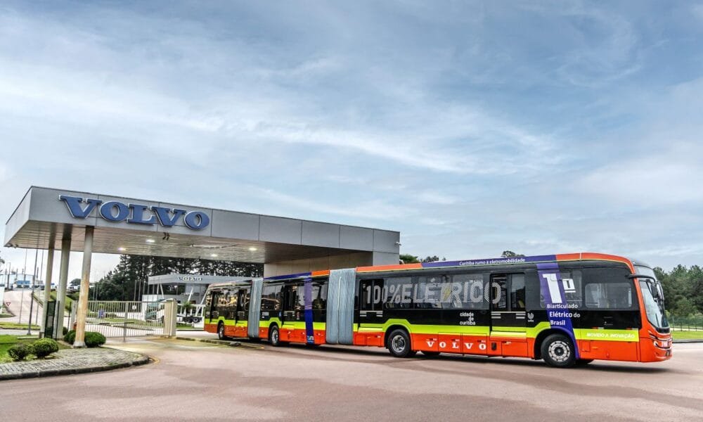 Volvo lança primeiro ônibus biarticulado elétrico do mundo