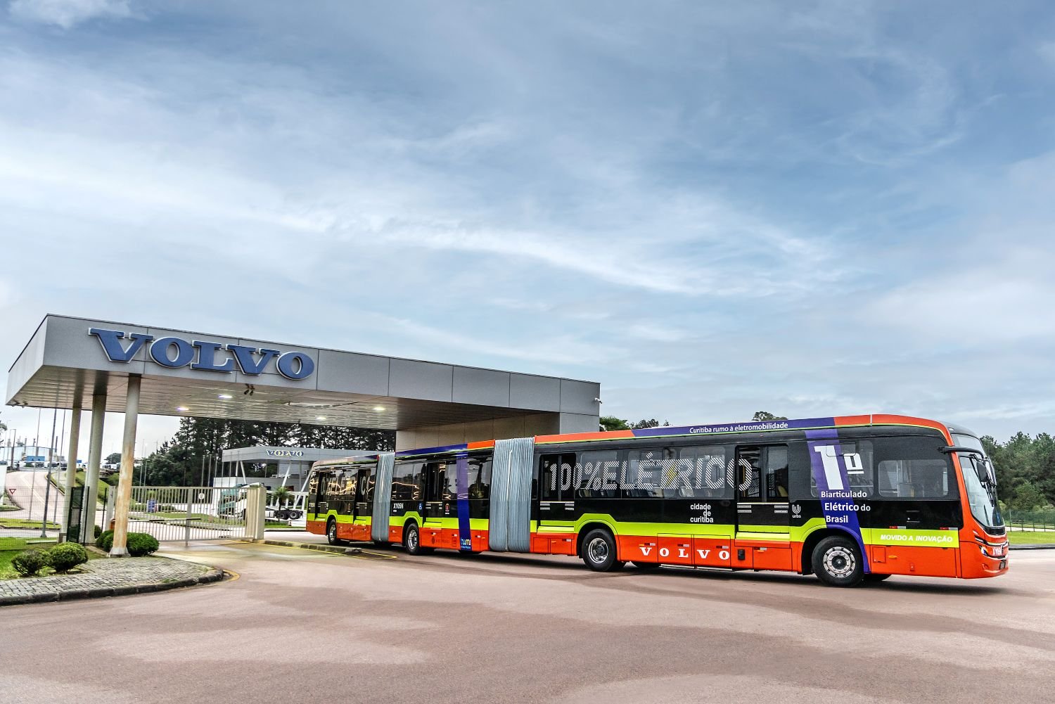 Volvo lança primeiro ônibus biarticulado elétrico do mundo