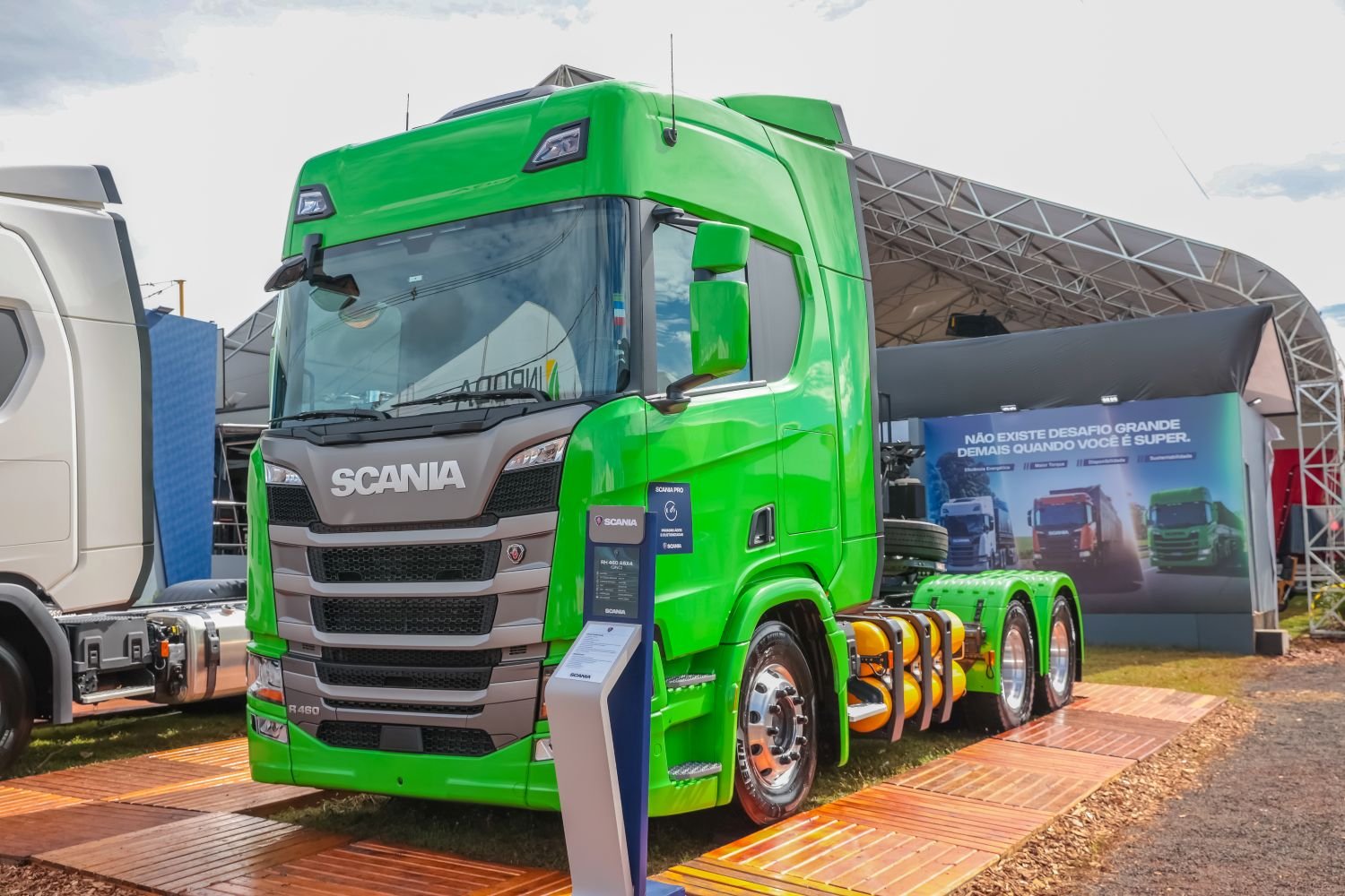 Scania apresenta caminhão a gás com alta potência e autonomia