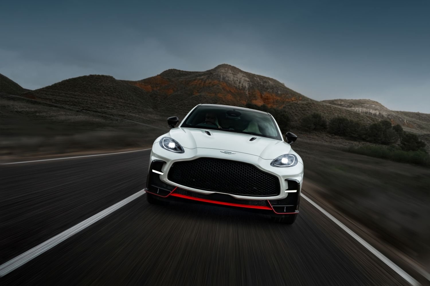 Aston Martin ignora limites e transforma SUV em carro de corrida de luxo