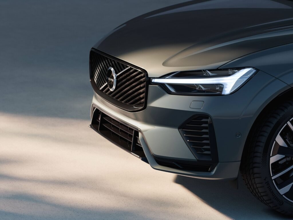 Nova geração do Volvo XC60 combina eletrificação com conectividade avançada