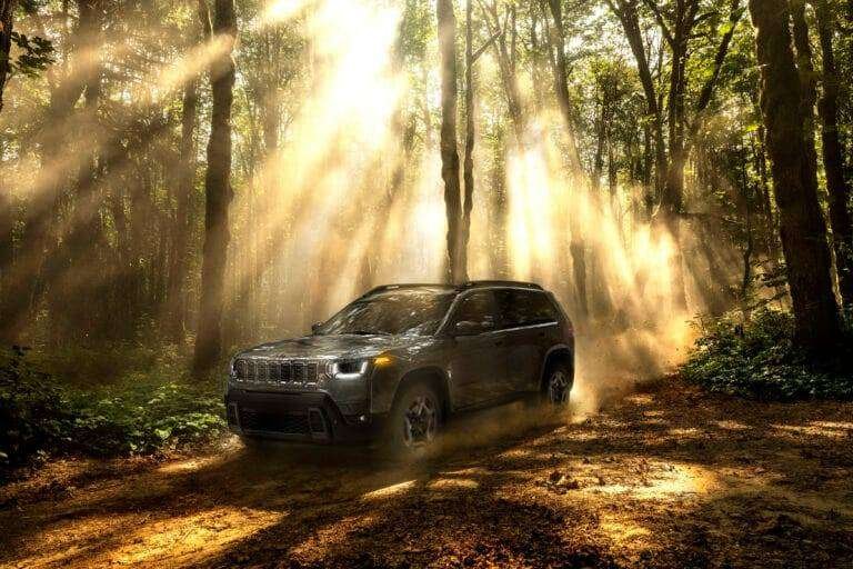 Jeep Cherokee 2025 terá opção híbrida e posicionamento estratégico