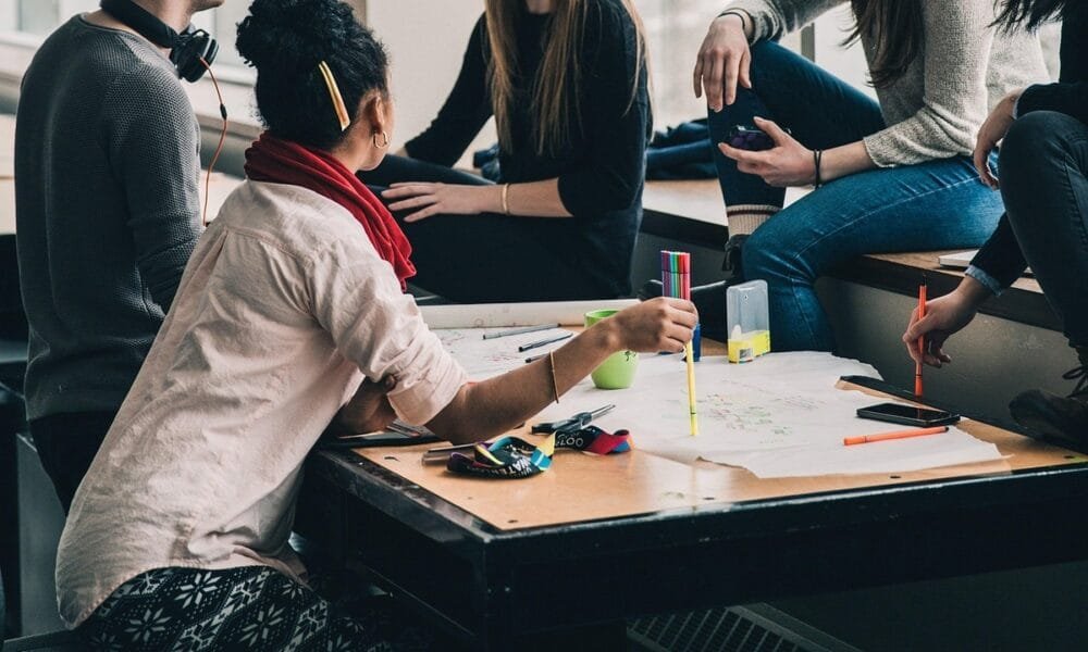 Europa atrai estudantes latino-americanos após restrições dos EUA