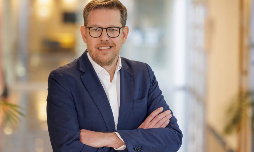 Renault, Duncan Minto, CEO interino, Conselho de Administração, indústria automotiva, Jean-Dominique Senard, sucessão executiva, gestão corporativa, liderança empresarial, Boulogne-Billancourt