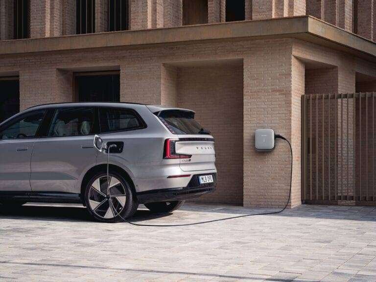 Volvo EX90 2026 chega com atualizações em segurança e carregamento
