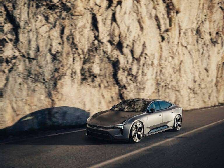Polestar 5 chega ao mercado com duas versões e estrutura inédita voltada para performance