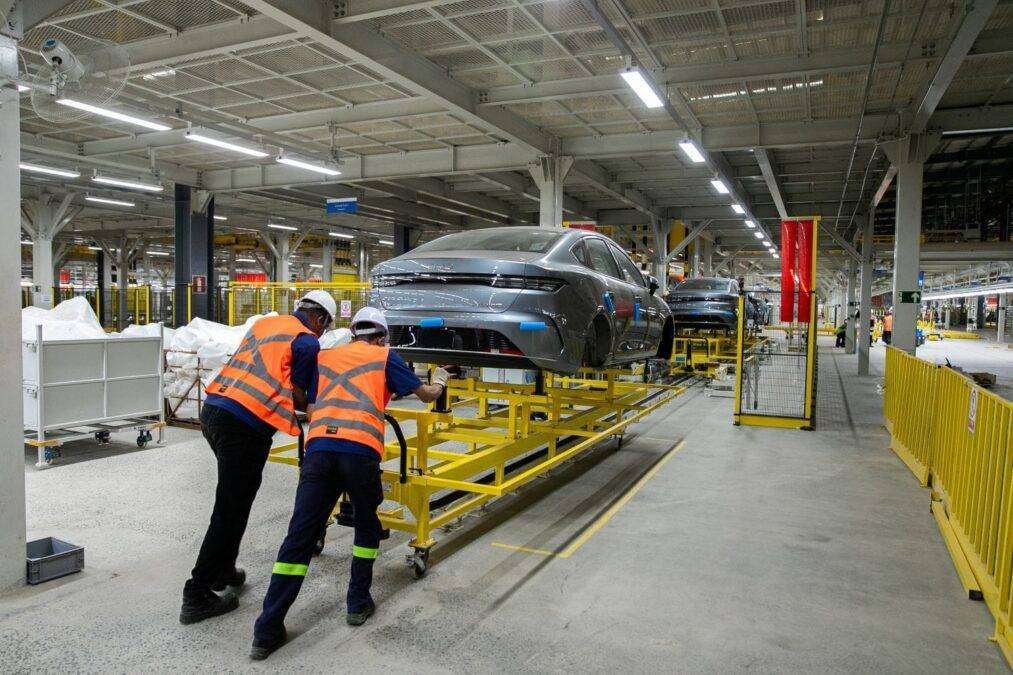BYD prepara terceiro turno e amplia empregos em Camaçari