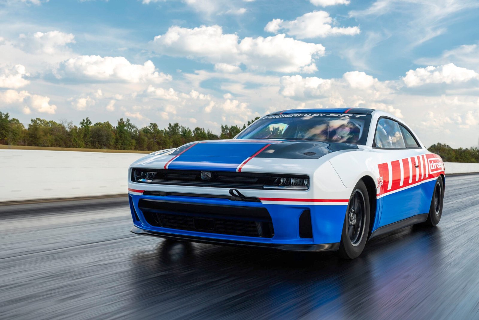 Sedã de 550 cavalos por menos de R$ 320 mil desafia elétricos e híbridos