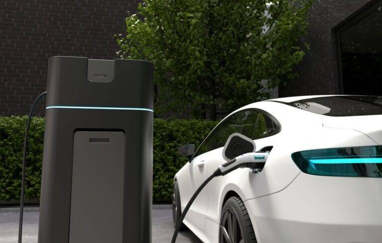 Consumidor brasileiro vê futuro elétrico, mas adoção ainda é limitada