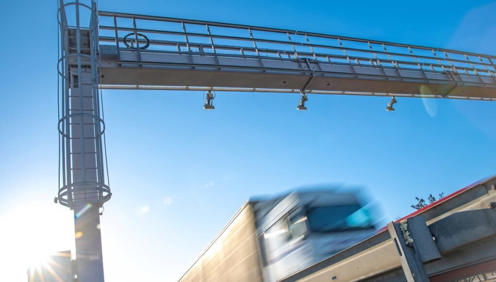 Pagamento de vale-pedágio por leitura de placa chega ao transporte de cargas