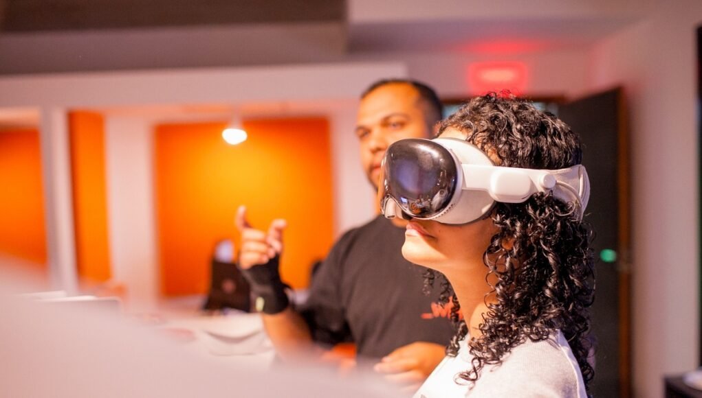 Vozes Futuras capacita mil jovens em habilidades digitais Vozes Futuras capacita mil jovens em habilidades digitais