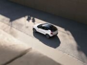 Volvo EX30 receberá novas versões e tecnologia V2L