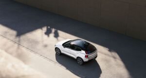 Volvo EX30 receberá novas versões e tecnologia V2L