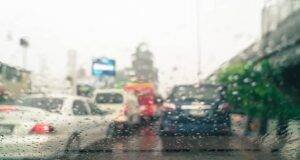 Atenção redobrada para carros que enfrentam áreas inundadas