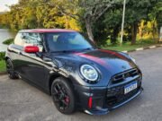 MINI John Cooper Works reforça posicionamento esportivo no Brasil