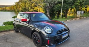 MINI John Cooper Works reforça posicionamento esportivo no Brasil