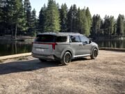 Kia lança Carnival Full Hybrid no Brasil com espaço para oito ocupantes