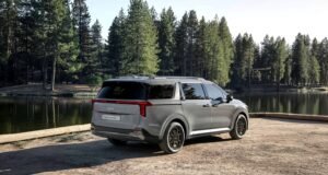 Kia lança Carnival Full Hybrid no Brasil com espaço para oito ocupantes