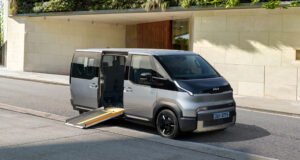 Kia apresenta o PV5 WAV Side Entry e amplia linha de mobilidade acessível