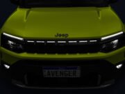 Jeep Avenger estreia com sete fendas iluminadas e lanternas em X