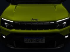Jeep Avenger estreia com sete fendas iluminadas e lanternas em X