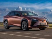 Lexus RZ 500e estreia com tração integral e autonomia de 357 quilômetros