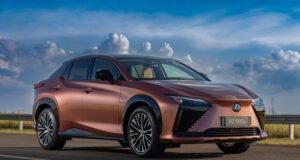 Lexus RZ 500e estreia com tração integral e autonomia de 357 quilômetros