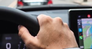 Mobilidade elétrica aproxima jovens do crédito planejado para compra de veículos