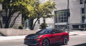 Linha Toyota Crown 2027 recebe evolução mecânica e visual