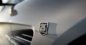 Aston Martin celebra 25 anos do Vanquish com série limitada