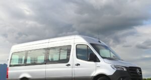 Mercedes-Benz amplia linha elétrica com eSprinter para passageiros