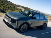 DS N°7 estreia na Europa em versões híbridas e elétricas de longo alcance