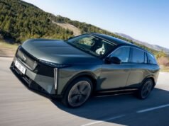 DS N°7 estreia na Europa em versões híbridas e elétricas de longo alcance