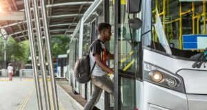 Tempo no trânsito pode afetar bem-estar físico e emocional Tempo no trânsito pode afetar bem-estar físico e emocional
