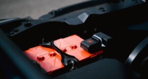 Bateria de sódio avança como alternativa para sistemas de 12 V