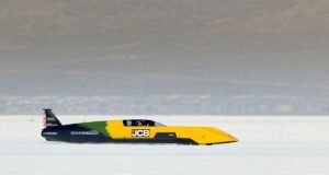 JCB Hydromax supera 592 km/h e estabelece recorde em Bonneville