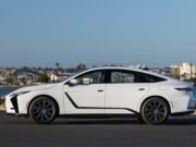 Lexus ES chega à oitava geração com sistema híbrido no Brasil
