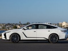 Lexus ES chega à oitava geração com sistema híbrido no Brasil