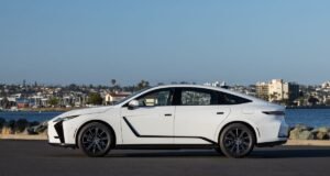 Lexus ES chega à oitava geração com sistema híbrido no Brasil