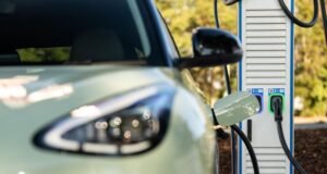 Geely Auto bate recorde de receita e amplia exportações em 2026
