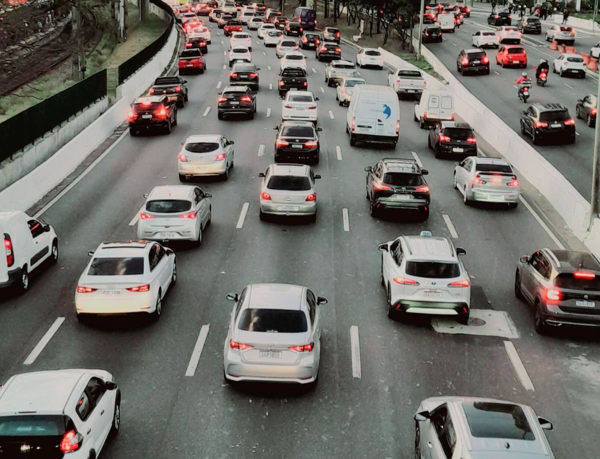 Motorista de aplicativo com carro híbrido