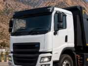 Índia coloca 100 caminhões elétricos em operação logística
