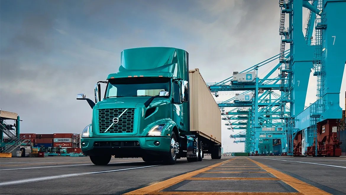 Caminhão Volvo em transporte