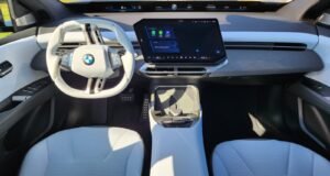 Telas substituem botões e reabrem debate sobre ergonomia nos carros