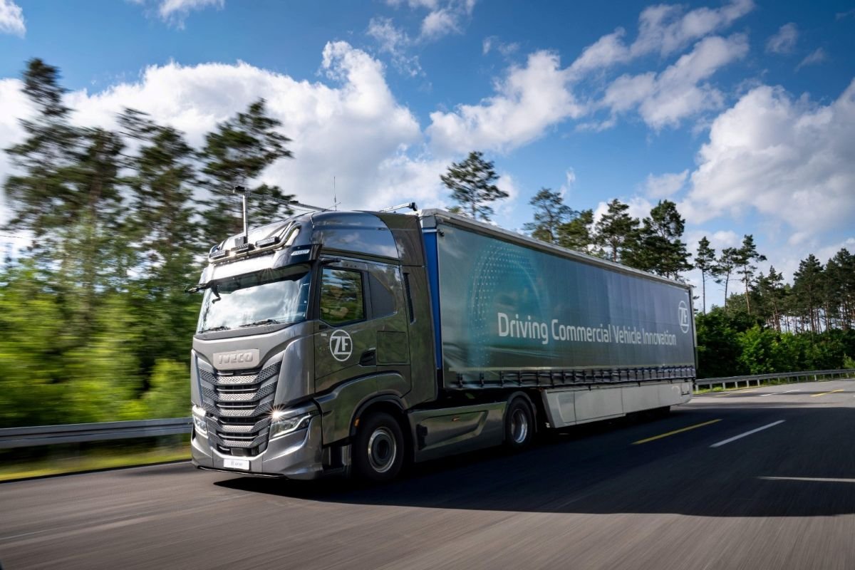 ZF integra caminhão e implemento em sistema de Segurança 360°