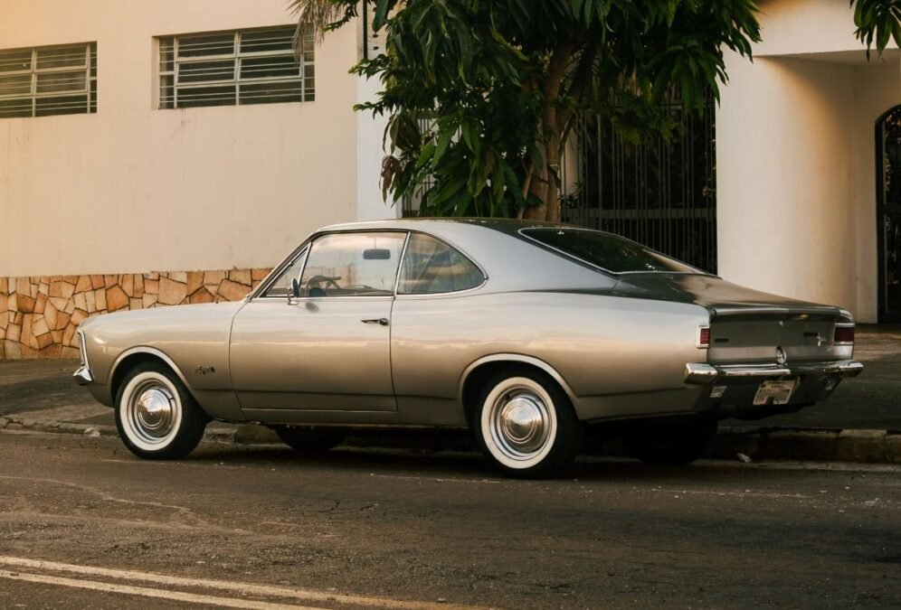 Chevrolet Opala em movimento