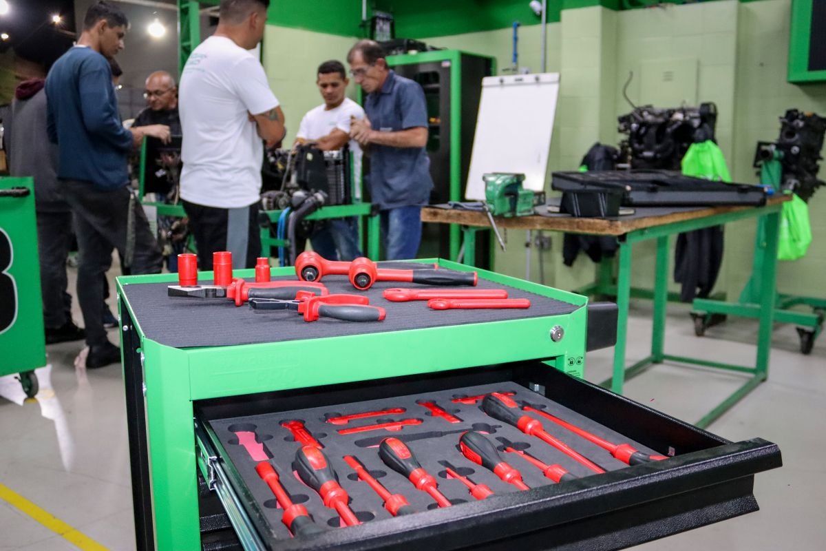 Treinamento para mecânicos em veículos elétricos