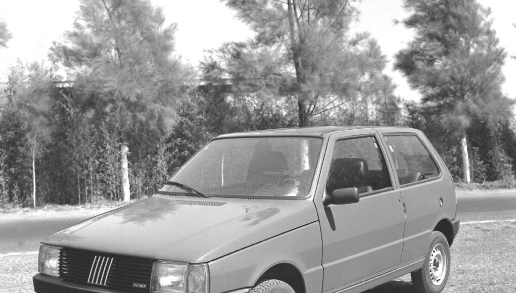 Fiat Uno reuniu espaço e produção em série na fábrica de Betim - Divulgação (1)