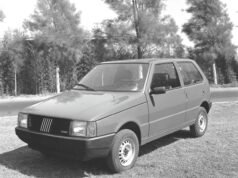 Fiat Uno reuniu espaço e produção em série na fábrica de Betim