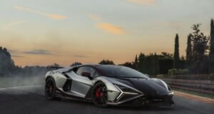 Lamborghini liga Miura e Revuelto em 55 anos de modelos SV